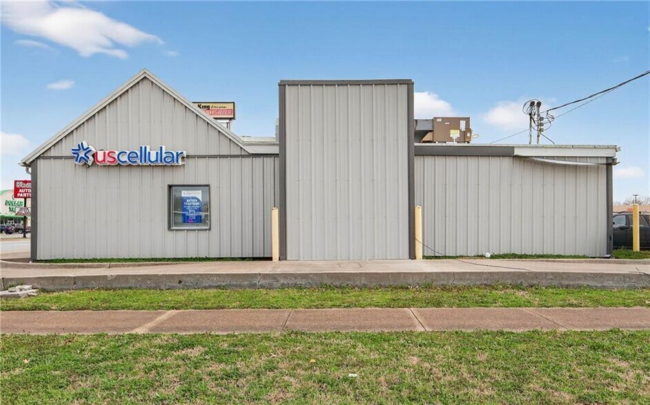 More Photos Of 2120 Main St, Parsons Fast Food For Sale