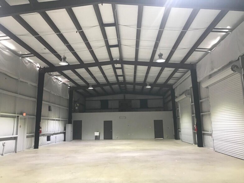 More Photos Of 1714 Airport Rd, Conroe Warehouse For Lease