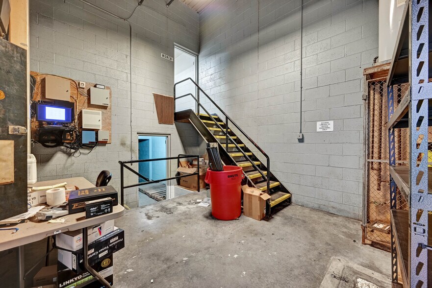 More Photos Of 100 Chamber Plz, Charleroi Supermarket For Lease