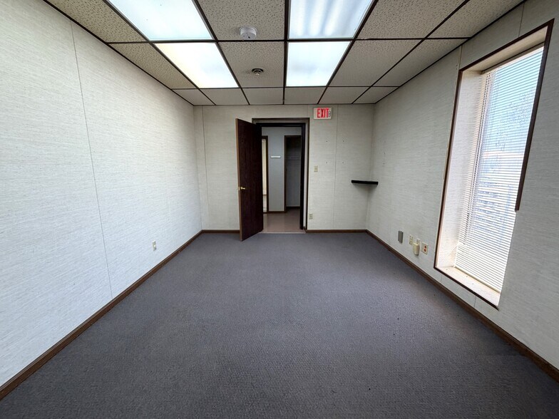 More Photos Of 305 N Mason St, Carrollton Office For Sale
