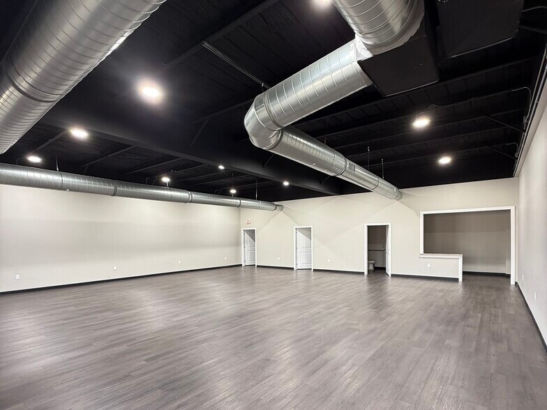 More Photos Of 2406 W Walnut St, Garland Storefront Retail Office For Lease