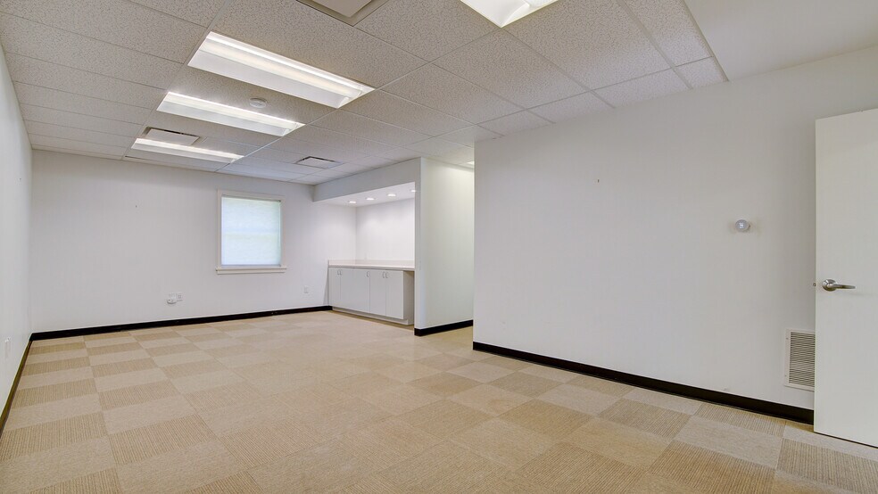 More Photos Of 2 Kings Hwy, Middletown Medical For Lease