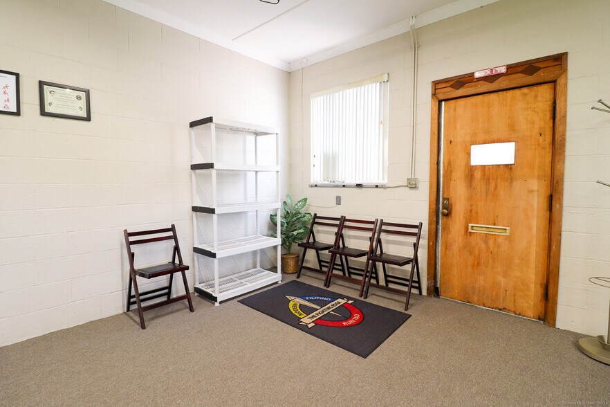 More Photos Of 50 Saint Johns St, Middletown Freestanding For Sale