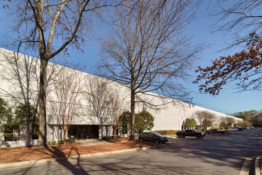 More Photos Of 2850 Barrett Lakes Blvd, Kennesaw Warehouse For Lease