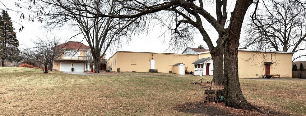 More Photos Of 890 Lake Ave, Woodstock General Retail For Sale