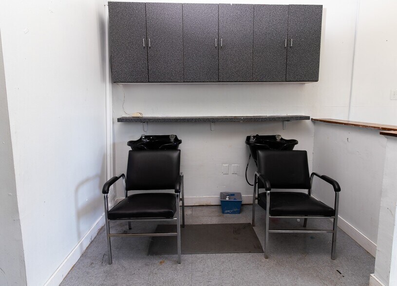 More Photos Of 3019-3023 Meadowbridge Rd, Richmond Storefront Retail Office For Sale