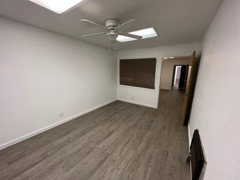 More Photos Of 1945 N Fine Ave, Fresno Flex For Lease