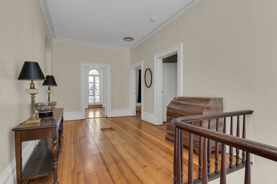 More Photos Of 389 King St E, Gananoque Office For Sale