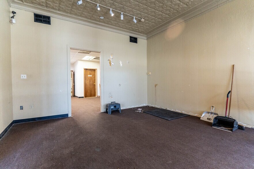More Photos Of 3828 Broadway Blvd, Kansas City Office For Sale