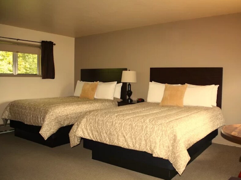More Photos Of 1010 8th St, Myrtle Point Hotel For Sale