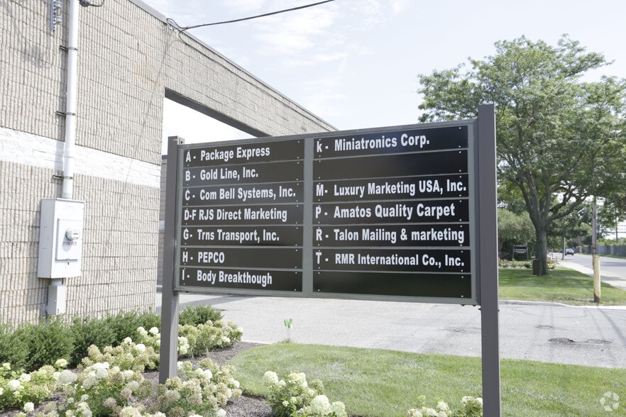 More Photos Of 561 Acorn St, Deer Park Warehouse For Lease