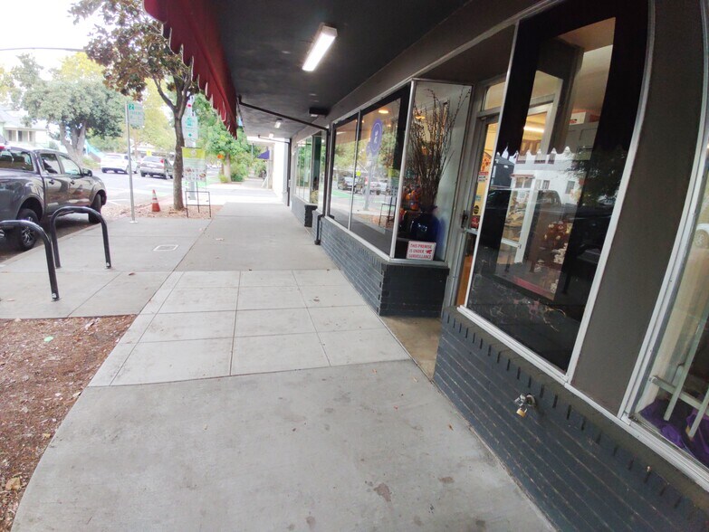 More Photos Of 2217-2223 10th St, Sacramento Storefront Retail Office For Sale