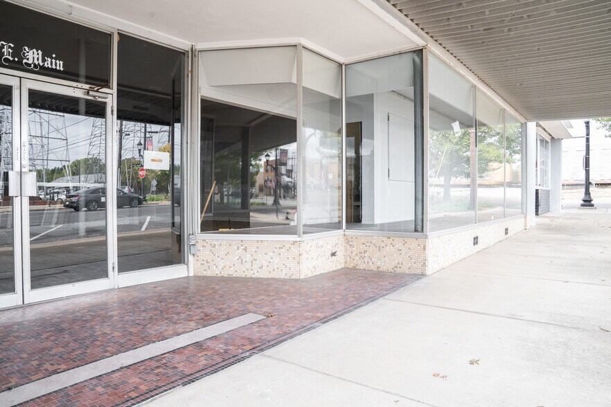More Photos Of 106 E Main St, Kilgore Freestanding For Lease