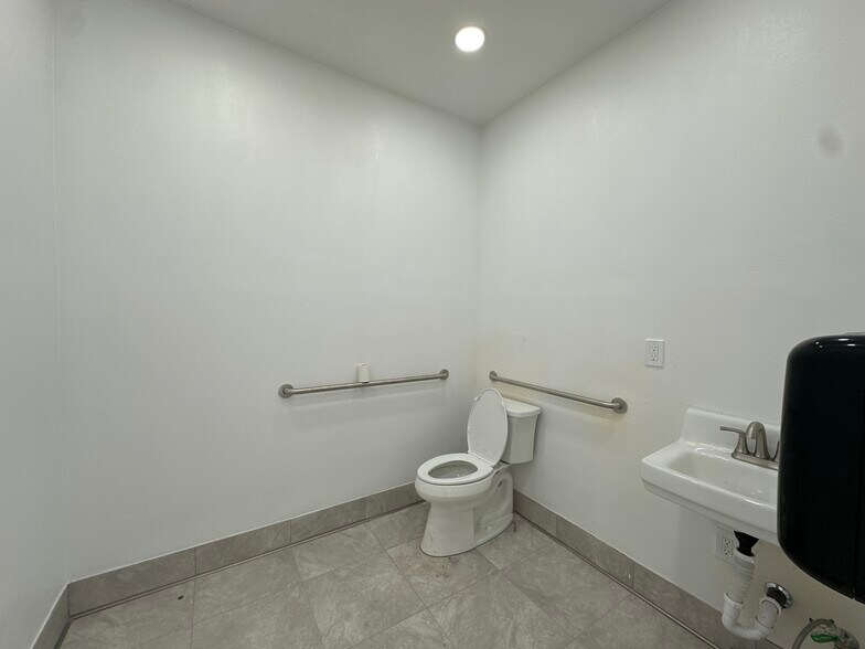 More Photos Of 11028 Main St, El Monte Storefront Retail Office For Lease