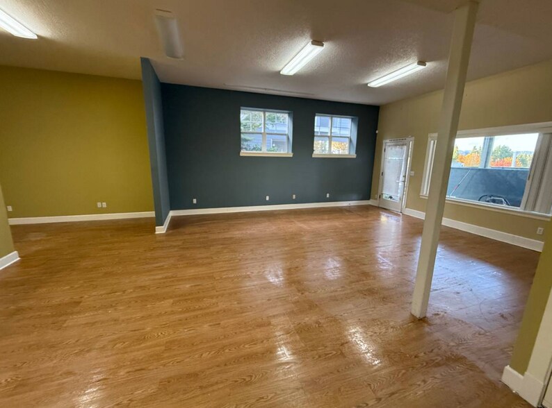 More Photos Of 303 E Historic Columbia River Hwy, Troutdale Flex For Lease