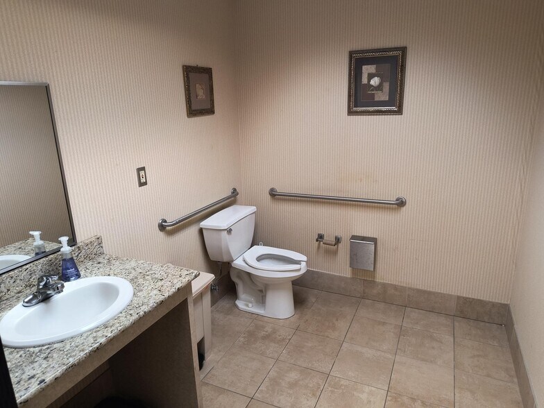 More Photos Of 255 E 90th Dr, Merrillville Medical For Lease