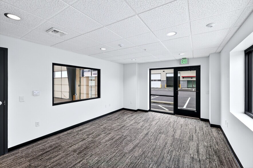 More Photos Of 4524 N Barker Rd, Spokane Valley Showroom For Lease