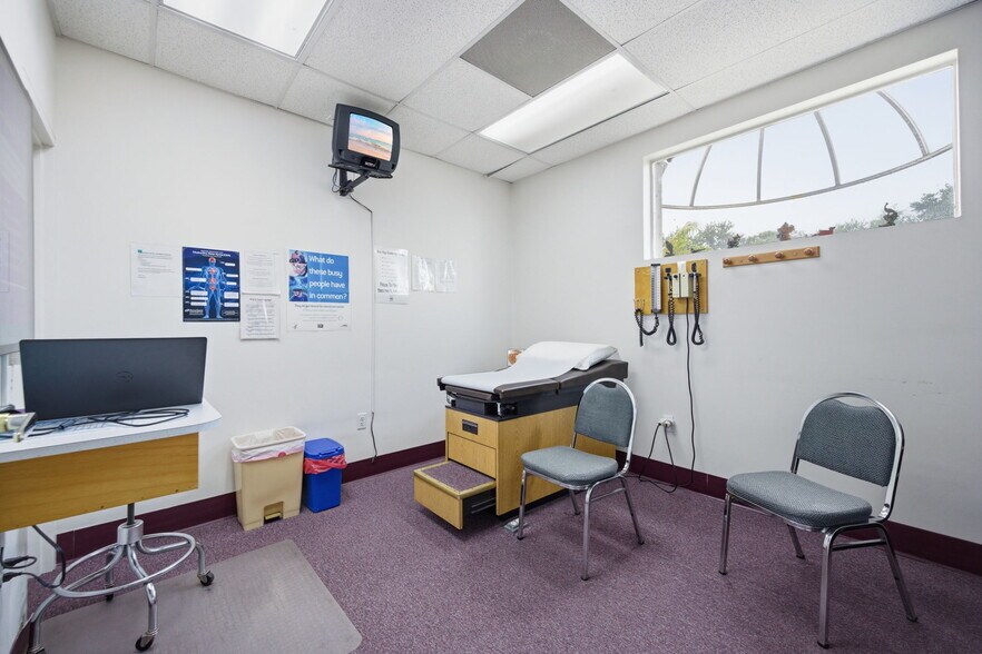 More Photos Of 1811 Bayshore Gardens Pky, Bradenton Medical For Sale