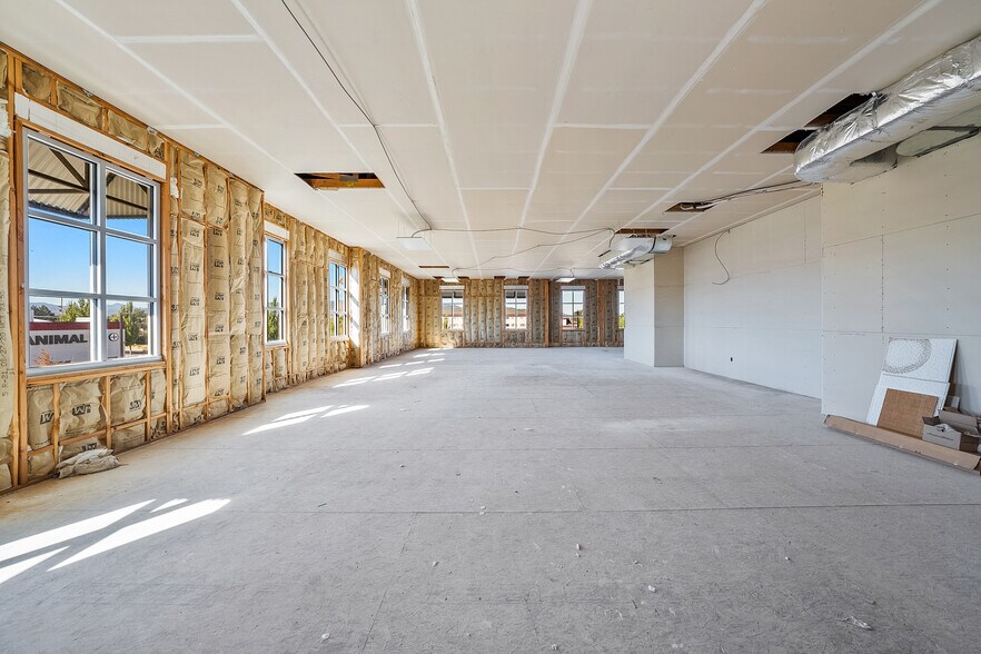 More Photos Of 4801 Biddle Rd, Central Point Office For Lease