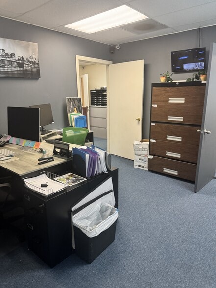 More Photos Of 19-21 Hazel Ter, Woodbridge Office For Lease