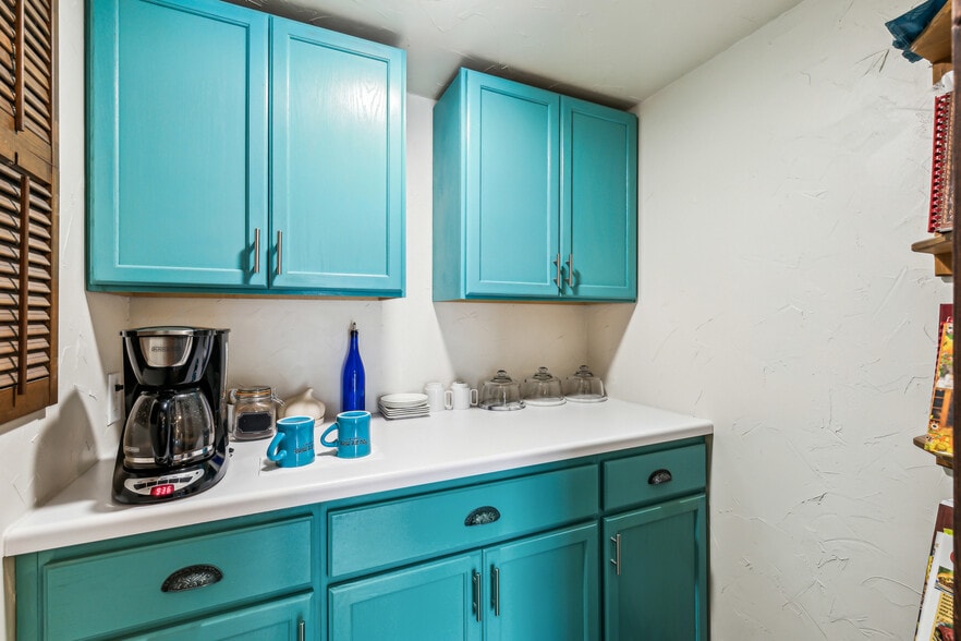 More Photos Of 512 N Travis St, Granbury Hospitality For Sale