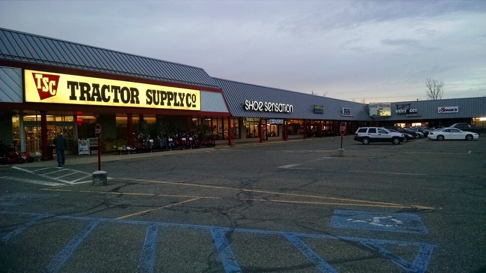 More Photos Of 300-499 Downtowner Plz, Coshocton General Retail For Sale