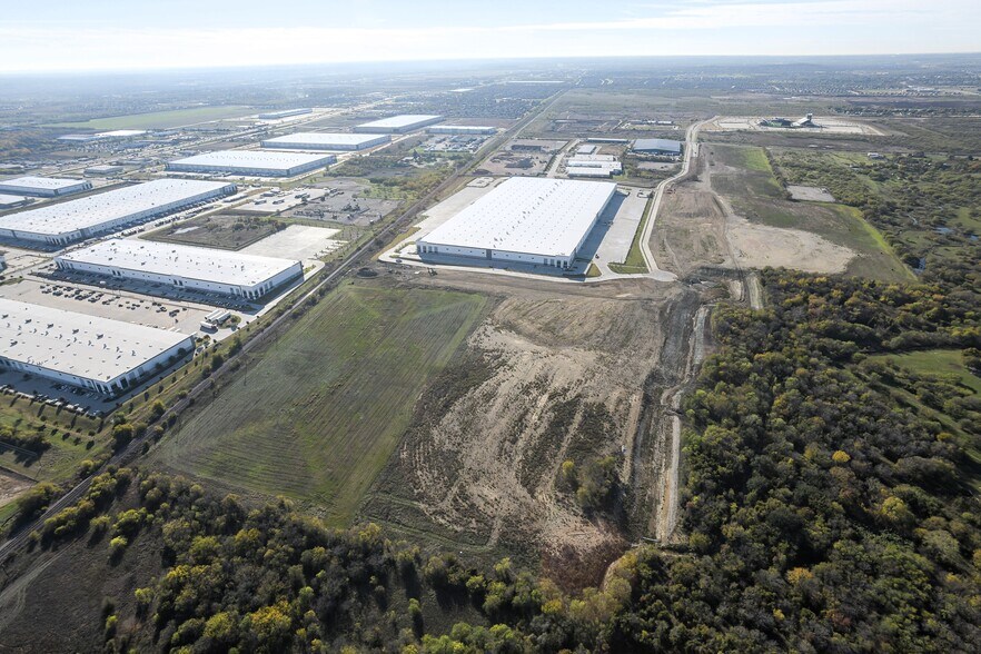 More Photos Of 9401 Hemphill St, Fort Worth Warehouse For Lease