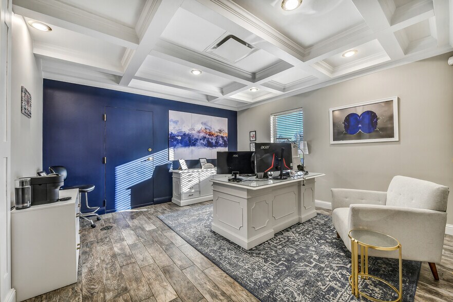 More Photos Of 2401 Parkwood Ave, Friendswood Office For Sale