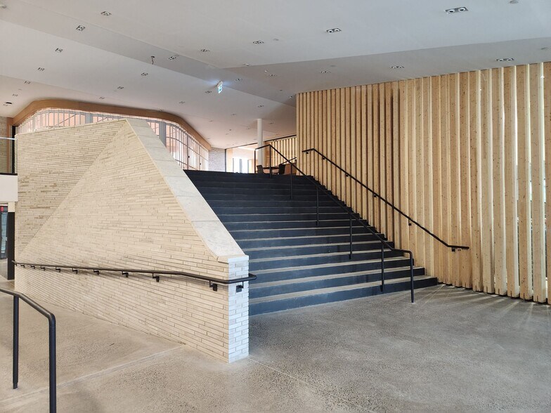 More Photos Of 99 University Av, Kingston Schools For Lease