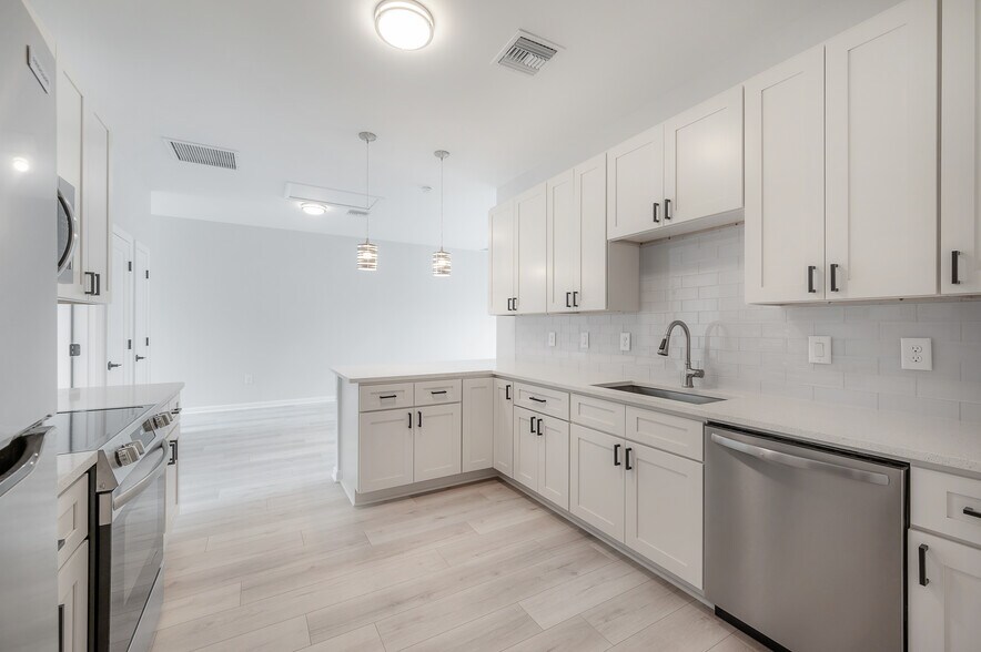 More Photos Of 3921 State St, Tampa Specialty For Sale