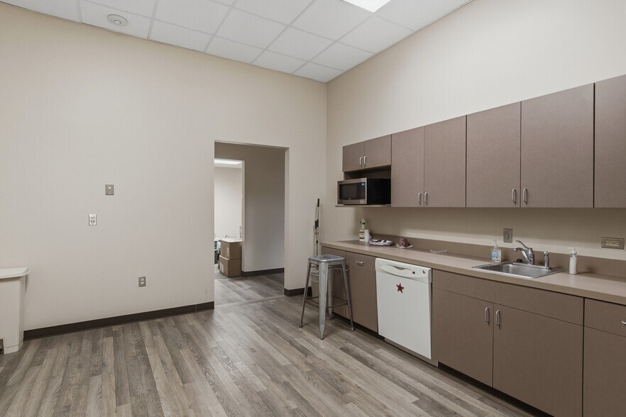More Photos Of 421 Main St, Franklin Storefront Retail Office For Lease
