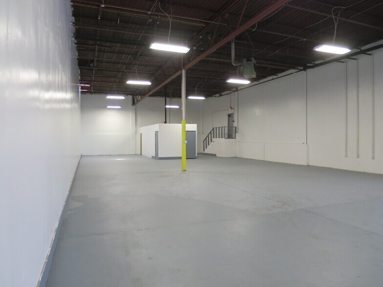 More Photos Of 845 E E.H. Crump Blvd, Memphis Warehouse For Sale