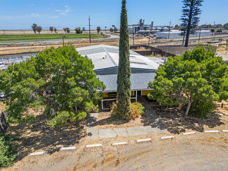 More Photos Of 245 N 7th St, Williams Light Distribution For Sale