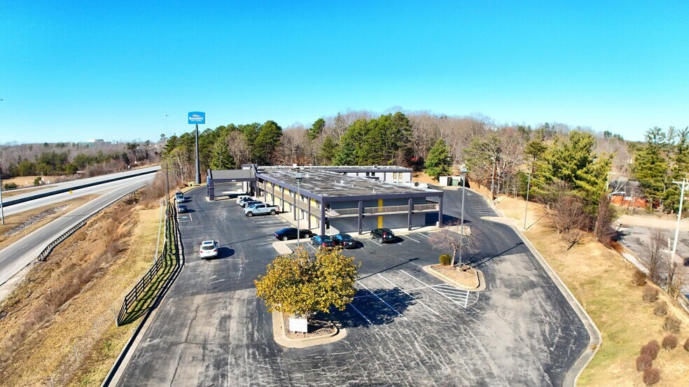 More Photos Of 2075 Highway 192 W, London Hotel For Sale