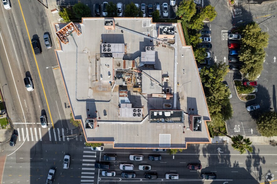 More Photos Of 16861 Ventura Blvd, Encino Office For Sale