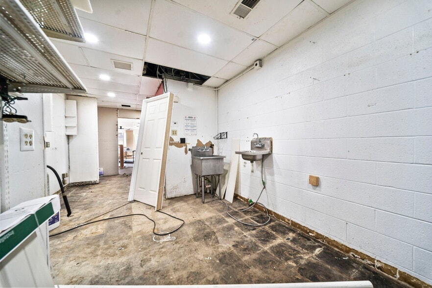 More Photos Of 1900 Tamarack Cir S, Columbus Fast Food For Lease