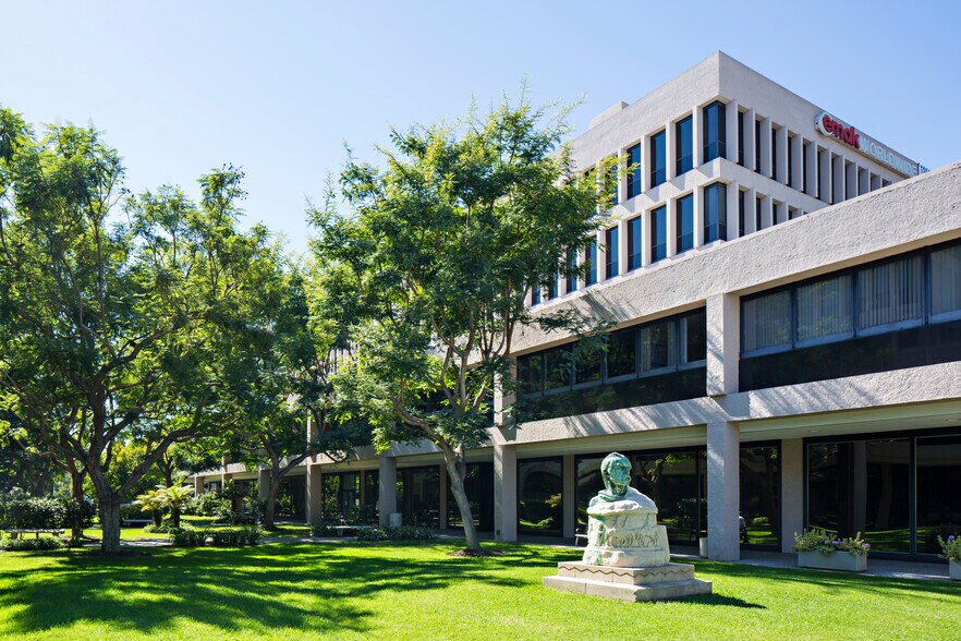 More Photos Of 6310 San Vicente Blvd, Los Angeles Unknown For Lease