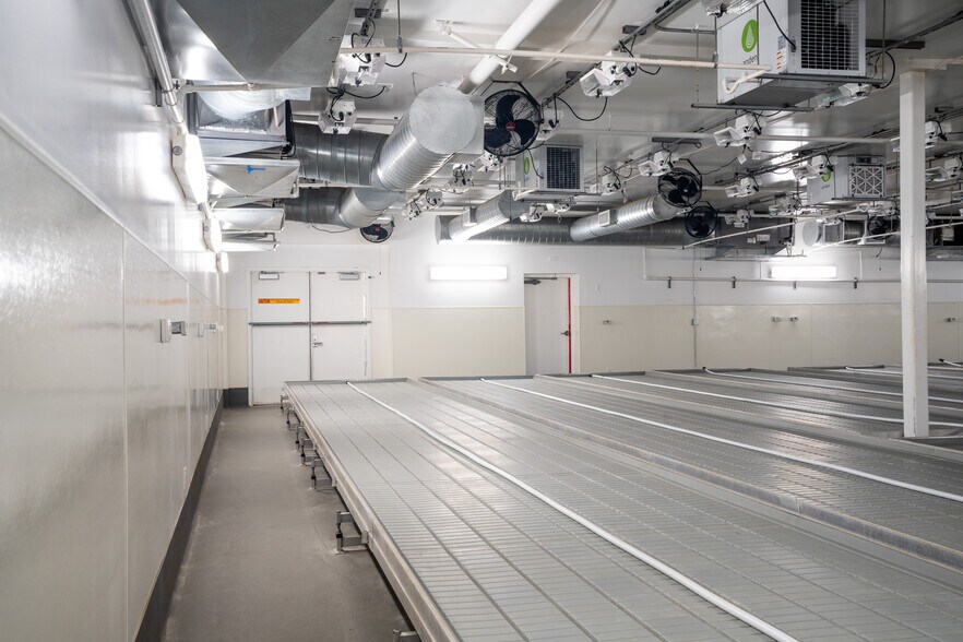 More Photos Of 19533 McLane St, Palm Springs Distribution For Sale