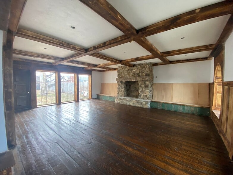 More Photos Of 8005 Churchill Rd, Manhattan General Retail For Lease