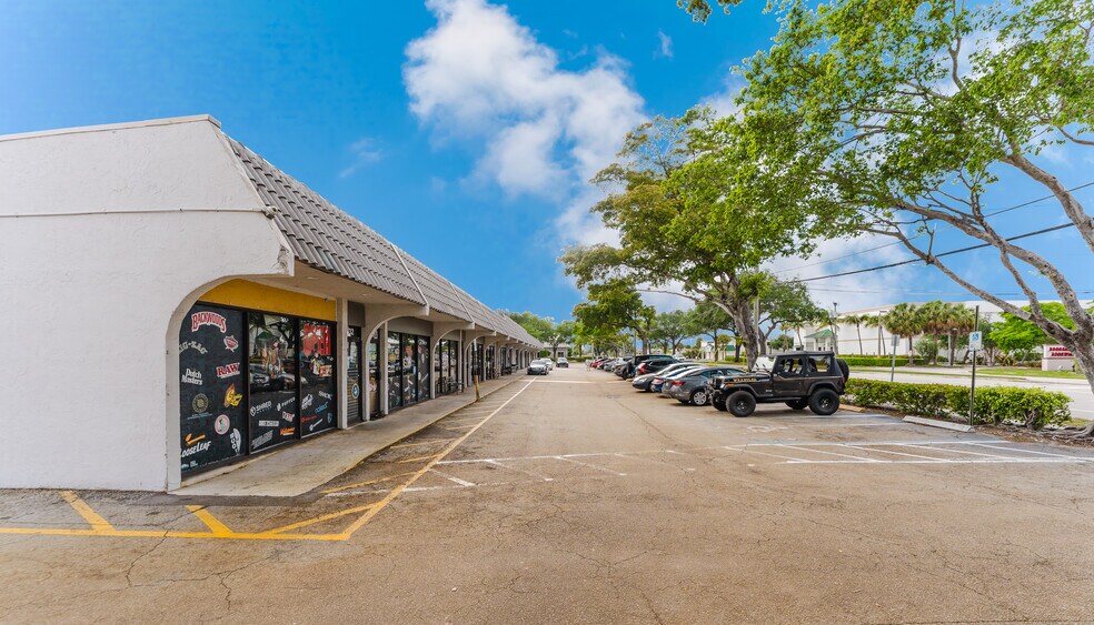 More Photos Of 132-158 NW 20th St, Boca Raton Unknown For Lease