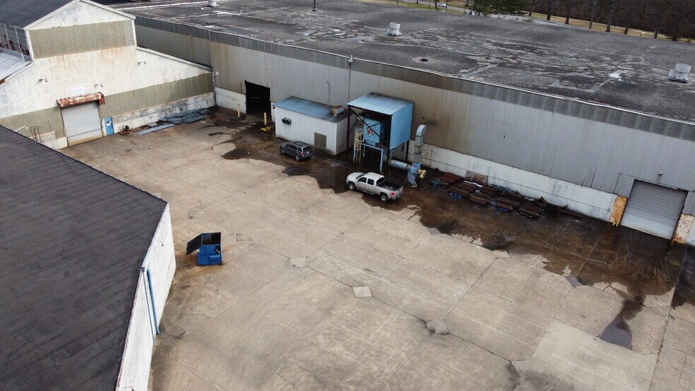 More Photos Of 900 W 9th Ave, Huntington Manufacturing For Sale