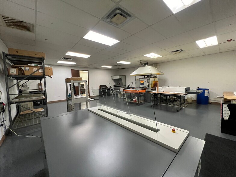 More Photos Of 933 Tower Rd, Mundelein Warehouse For Lease