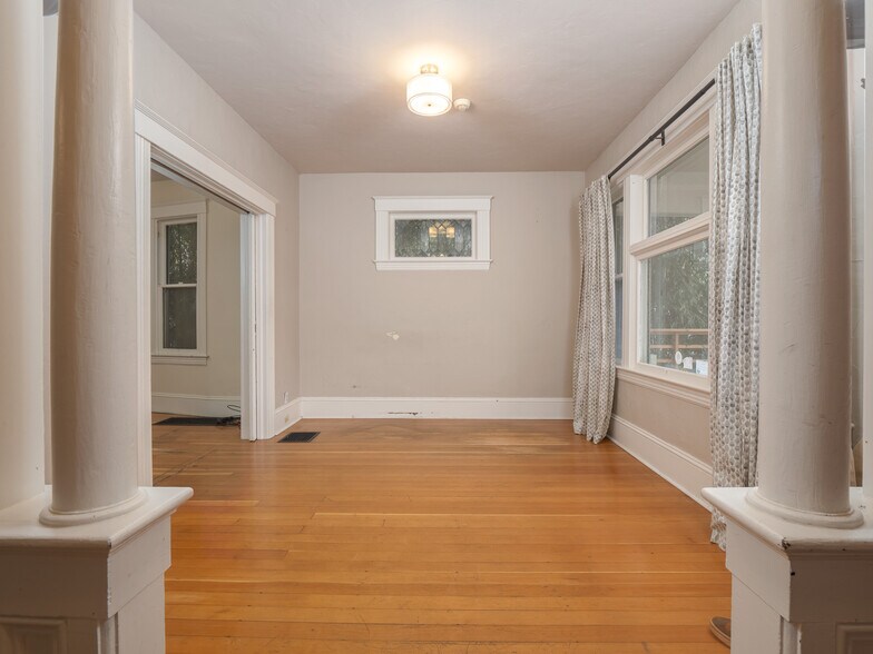 More Photos Of 317 NE Sacramento St, Portland Office For Sale