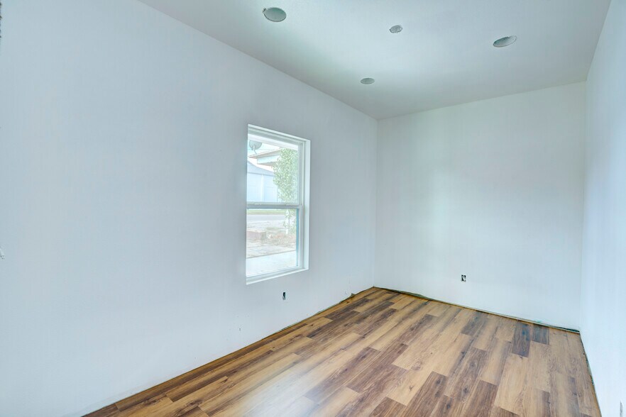 More Photos Of 4700 Barbara Rd, River Oaks Office For Sale