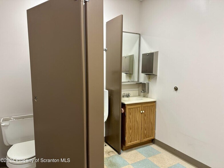 More Photos Of 624 Fellows St, Scranton Office For Lease