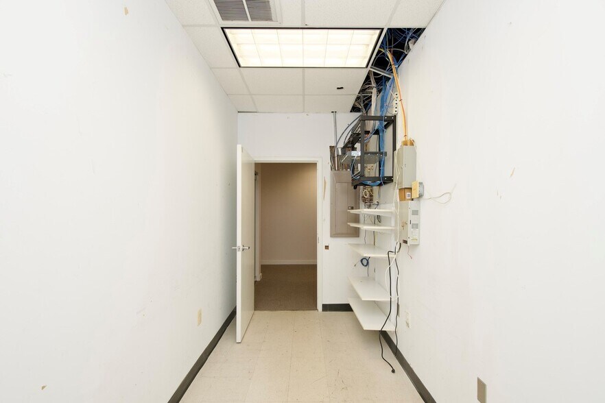 More Photos Of 1964 Gallows Rd, Vienna Office For Sale