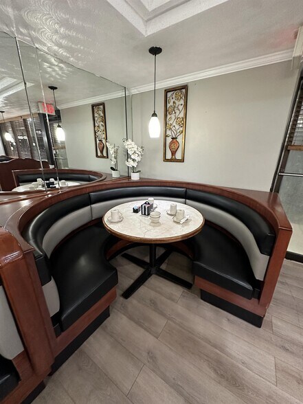 More Photos Of 1427 W Galena Ave, Freeport Restaurant For Sale