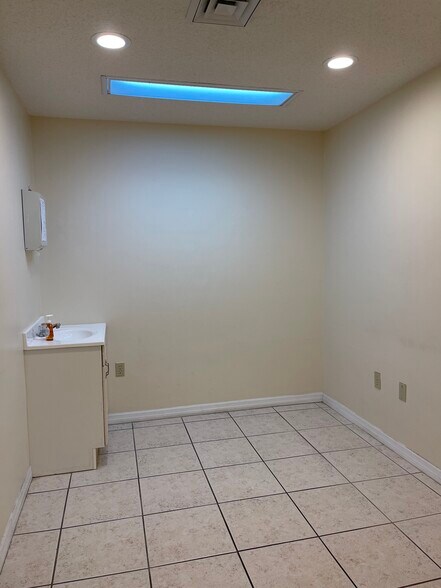 More Photos Of 561 S Duncan Ave, Clearwater Medical For Sale