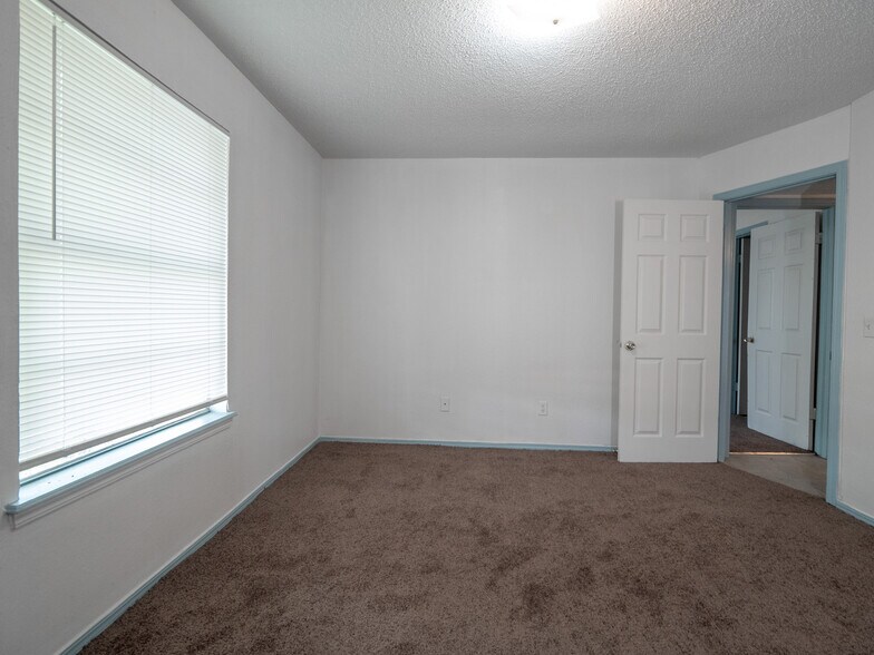 More Photos Of 5924 NW 10th St, Oklahoma City Apartments For Sale