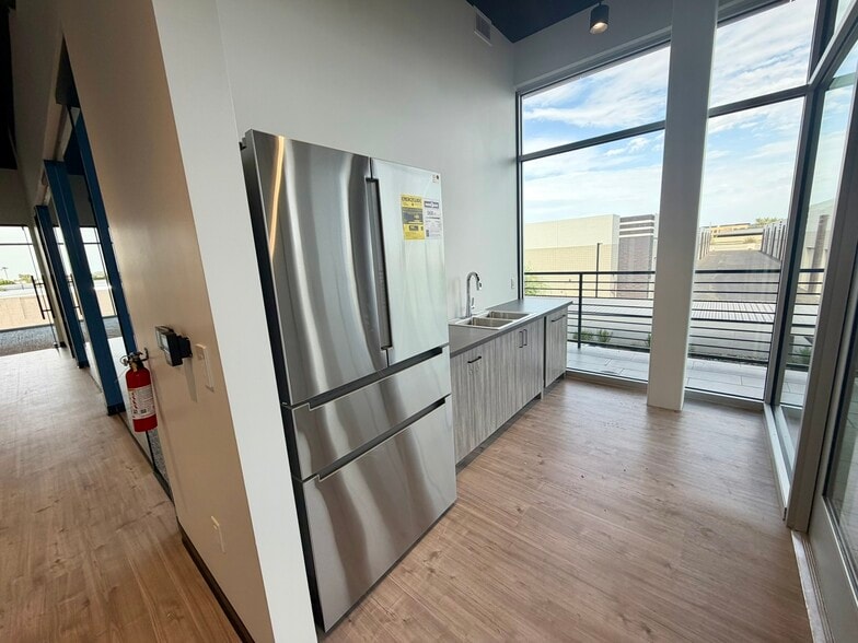 More Photos Of 7333 E Helm Dr, Scottsdale Airplane Hangar For Lease